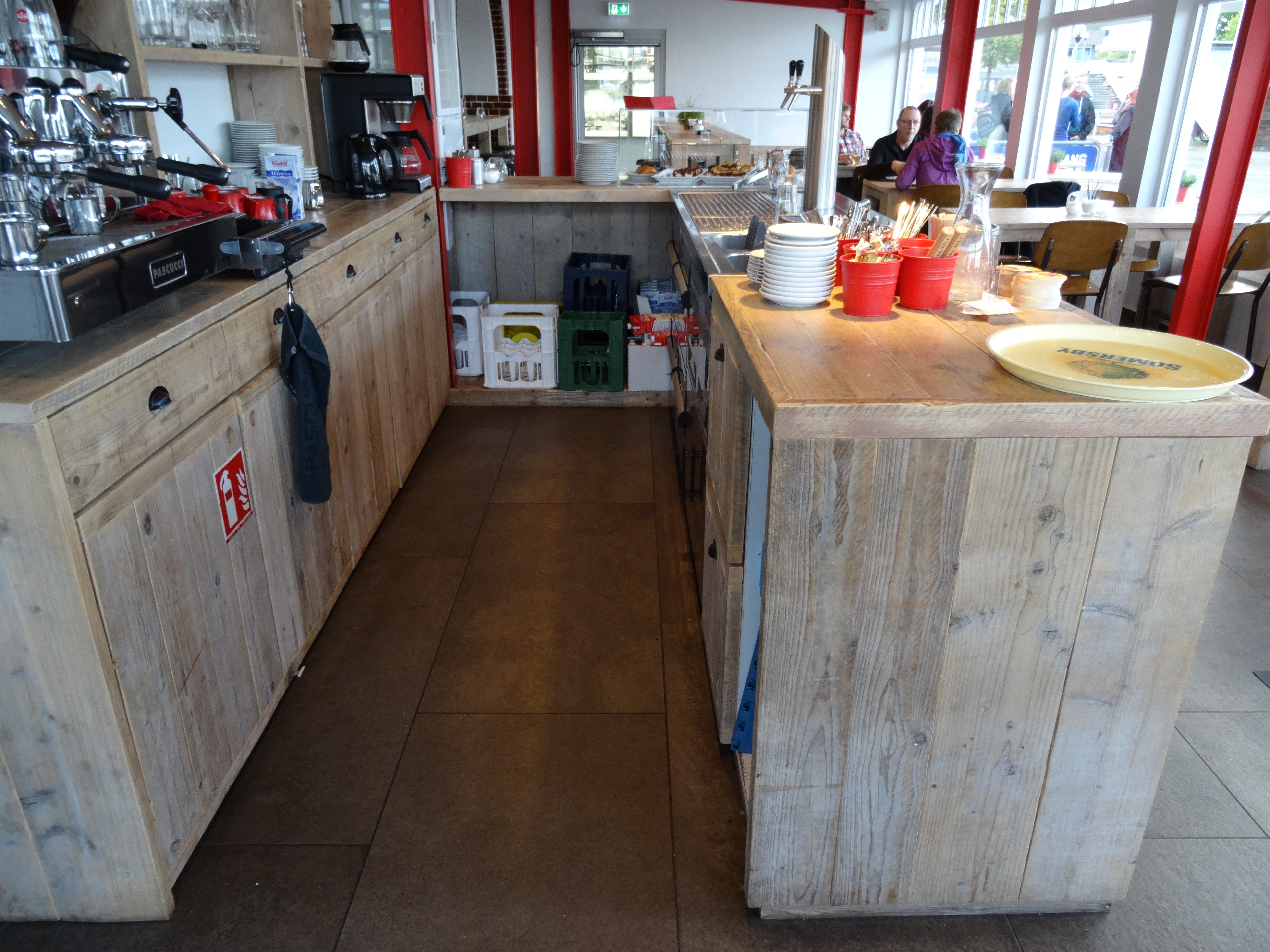 bar und rueckbuffet der alte mann